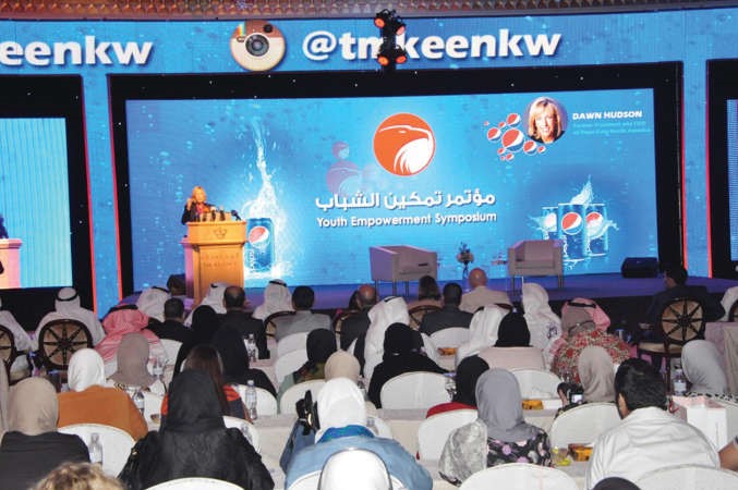 المدير التنفيذي السابق في شركة بيبسي كولا لامريكا الشمالية داون هدسون متحدثة خلال سيمنار لذة التسويق