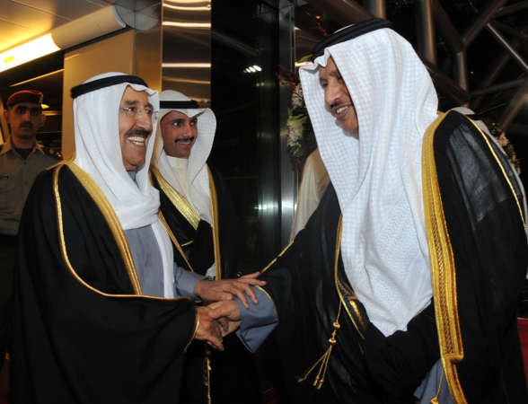 صاحب السمو الامير مصافحا سمو رئيس الوزراء الشيخ جابر المبارك ويبدو مرزوق الغانم﻿
