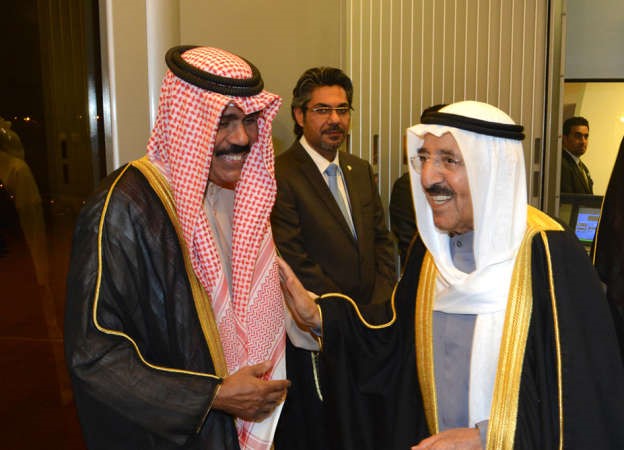 صاحب السمو الامير الشيخ صباح الاحمد مصافحا سمو ولي العهد الشيخ نواف الاحمد
﻿﻿لدى عودته الى البلاد﻿