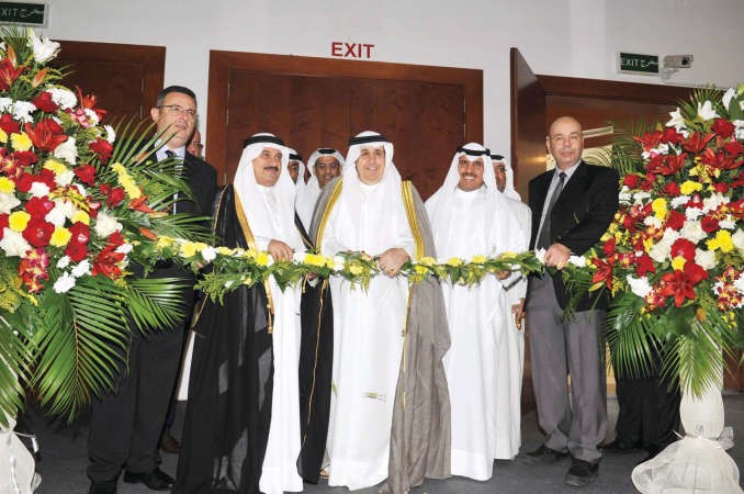 عبدالعزيز الخالدي والشيخ مالك الصباح ووليد القدومي يقصون شريط افتتاح معرض الكويت الدولي للعقار