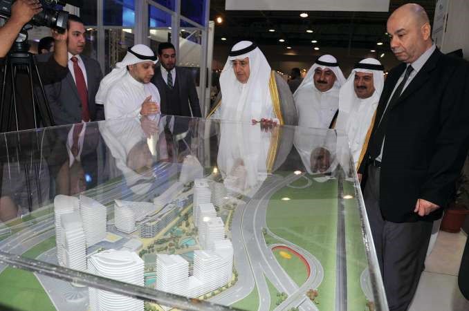 الخالدي ومالك الصباح والقدومي امام مجسم لمشروع عقاري قاسم باشا