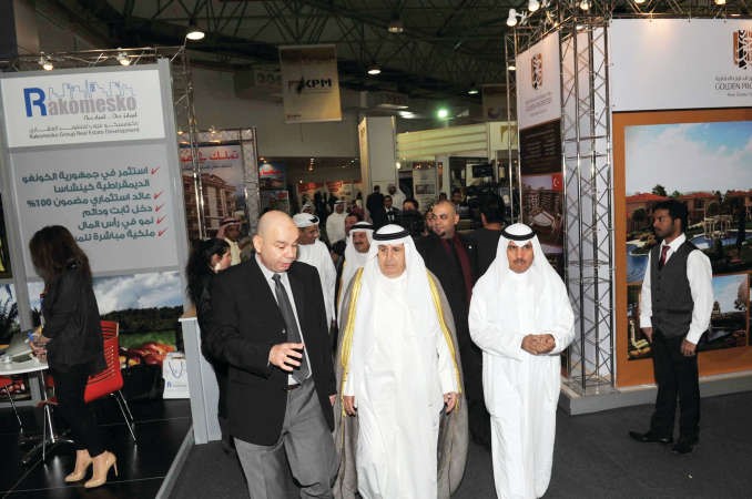 الخالدي ومالك الصباح والقدومي يتجولون بالمعرض