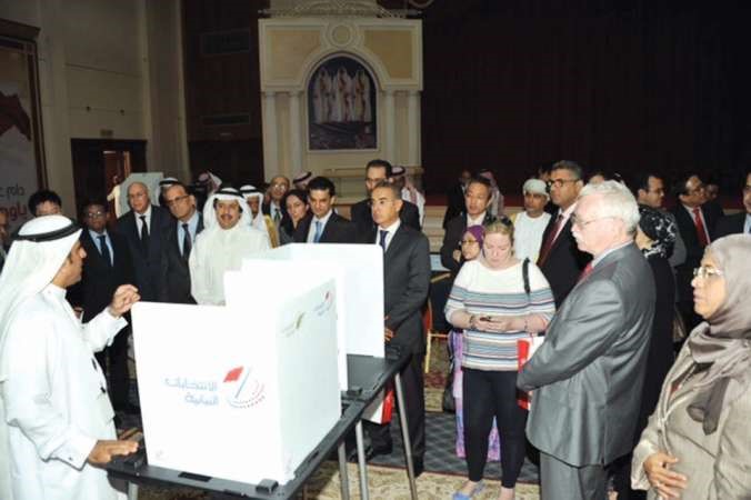 السفير الشيخ عزام الصباح خلال لقائه مع السلك الديبلوماسي في البحرين 