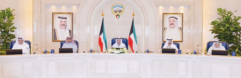 سمو رئيس الوزراء الشيخ جابر المبارك مترئسا الاجتماع بحضور الشيخ صباح الخالد والشيخ محمد الخالد والشيخ خالد الجراح ود عبدالمحسن المدعج﻿