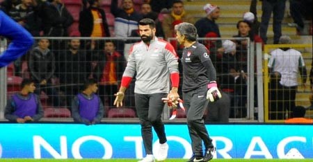 بالفيديو.. جماهير تركيا تُهين حارس بلادها وتجبره على الخروج !