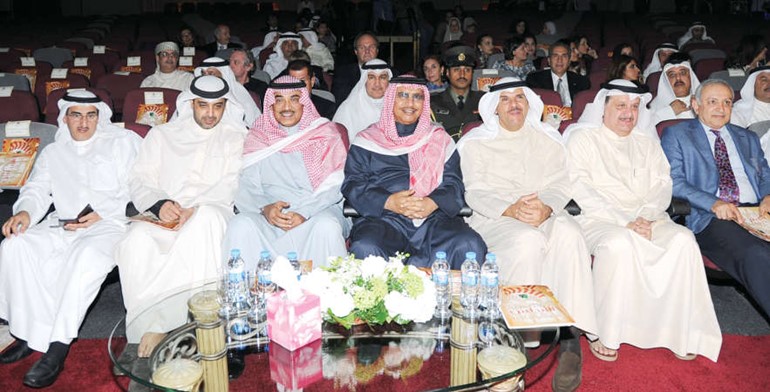 سمو الشيخ جابر المبارك والشيخ صباح الخالد والشيخ سلمان الحمود والشيخ محمد العبدالله وم عبدالعزيز الابراهيم وعيسى الكندري يتقدمون الحضور خلال العرض