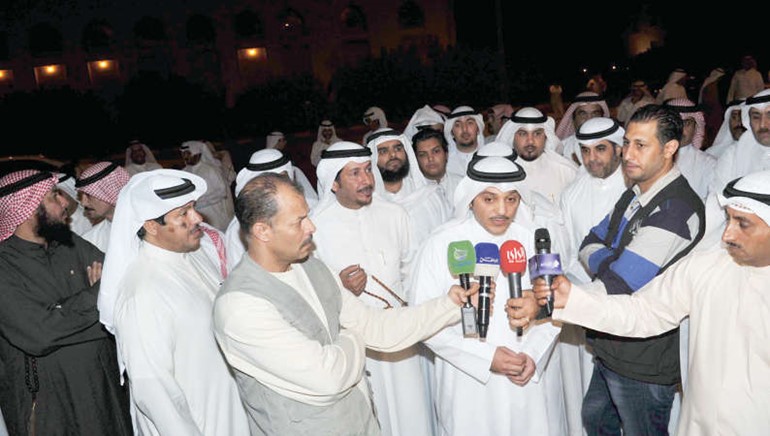 ماجد موسى ونايف السور خلال الوقفة الاحتجاجية قاسم باشا