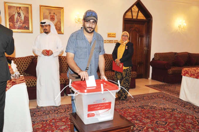 مواطن بحريني يشارك في التصويت﻿