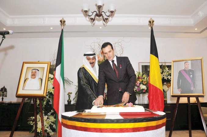 السفير وليد الخبيزي والسفير البلجيكي اندي ديتاي يقطعان كيك الحفل