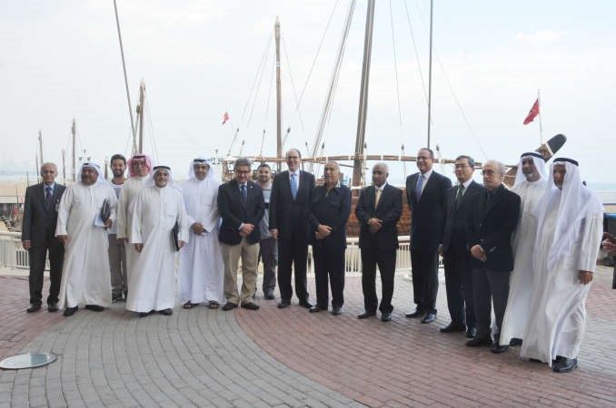 السفير الاميركي وممجبل المطوع ود عبدالرحمن العوضي يتوسطون المشاركين في مؤتمر سلامة المحيطات في المركز العلمي	محمد هاشم﻿