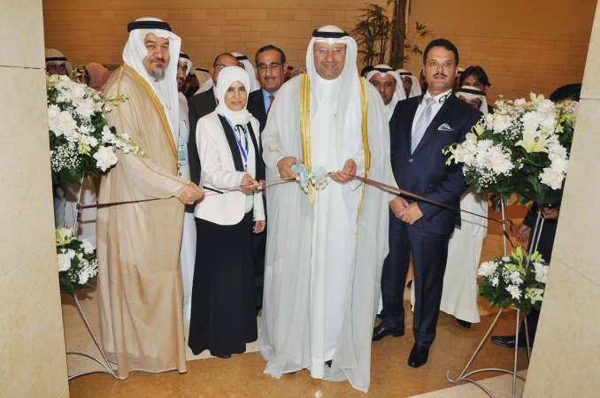 دعلي العبيدي يقص شريط الافتتاح بحضور توفيق بن خوجة 