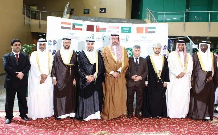 الشيخ د طلال الفهد يتوسط رؤساء الاتحادات الخليجية