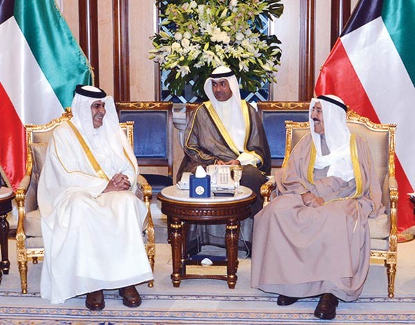 صاحب السمو الامير الشيخ صباح الاحمد مستقبلا مبعوث صاحب السمو امير قطر الشيخ تميم بن حمد وزير الدولة الشيخ عبدالرحمن بن سعود ال ثاني