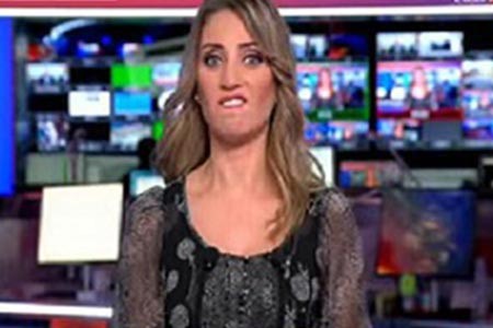 بالفيديو.. مذيعة "العربية" تثير الاستغراب بحركة شفتيها على الهواء