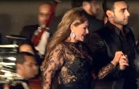 بالصور.. "ليلى علوي" تنافس "هيفاء" بفستانها الفاضح في مهرجان القاهرة السينمائي