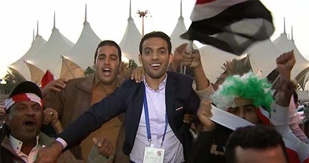 بالفيديو.. مذيع إماراتي يتعرض لموقف طريف على الهواء في خليجي 22