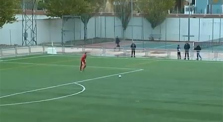 فيديو.. حارس مرمى يسجل هدفاً اسطورياً من المرمى الى المرمى