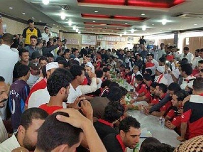 بالفيديو.. يمني يقيم وليمة "صنعانية" لمنتخب بلاده في الرياض بعد تميزه في "خليجي22"