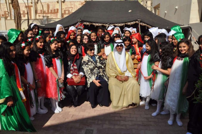 الشيخ فواز الخالد وماما انيسة ومنى الصلال وعدد من طالبات المدرسة 