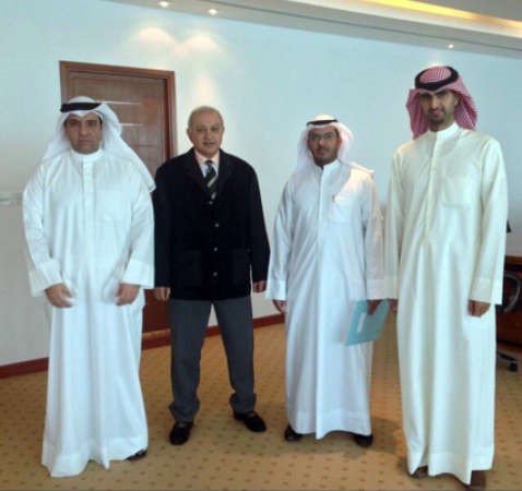 د بدر العيسى متوسطا اعضاء الهيئة الادارية بجمعية اعضاء هيئة التدريس 
