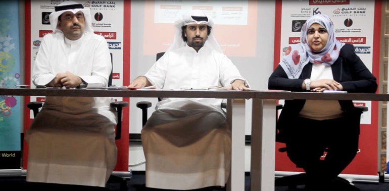 عبدالعزيز الجزاف متوسطا وليد الخشتي وايمان العوضي في المؤتمر الصحافي 