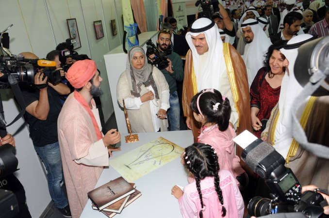  ومطالعا احدى المخطوطات في المعرض