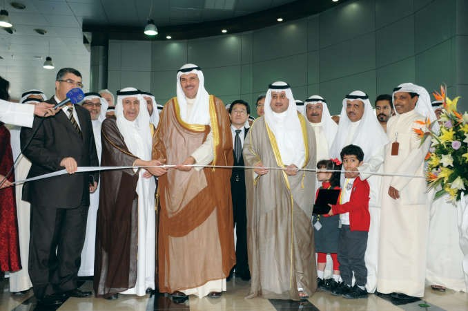 الشيخ سلمان الحمود ودبدر الدويش والسفير السعودي دعبدالعزيز الفايز يقصون شريط افتتاح معرض الكويت الدولي للكتاب