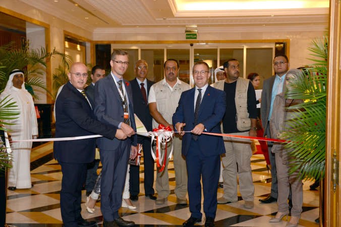  السفير البريطاني ماثيو لودج وجرانت باتلر خلال الافتتاح