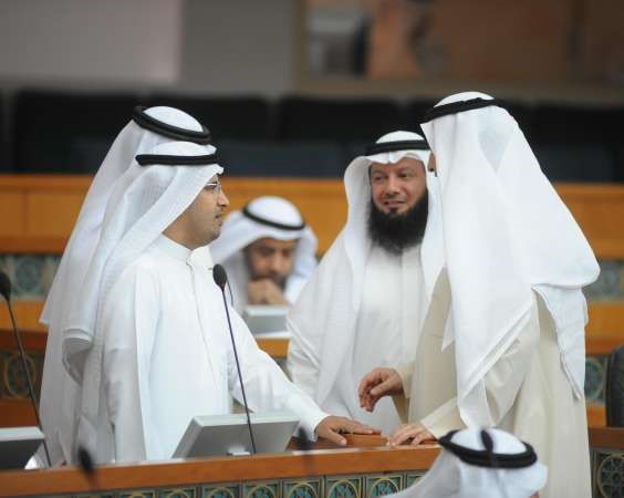 سيف العازمي وداحمد بن مطيع وجمال العمر خلال الجلسة
﻿