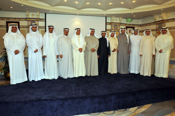 دعبدالمحسن المدعج وانس الصالح ودنايف الحجرف يتوسطون المكرمين من مجلس مفوضي هيئة اسواق المال السابقين	احمد علي ﻿