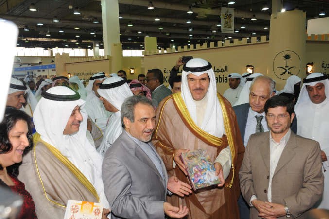الشيخ سلمان الحمود ود بدر الدويش مع د عباس خامة يار في الجناح الايراني انور الكندري