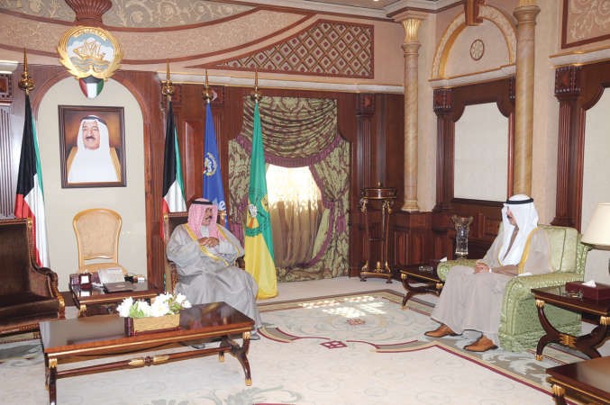 سمو نائب الامير وولي العهد الشيخ نواف الاحمد مستقبلا وزير الداخلية الشيخ محمد الخالد