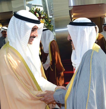 صاحب السمو الامير الشيخ صباح الاحمد مصافحا مرزوق الغانم