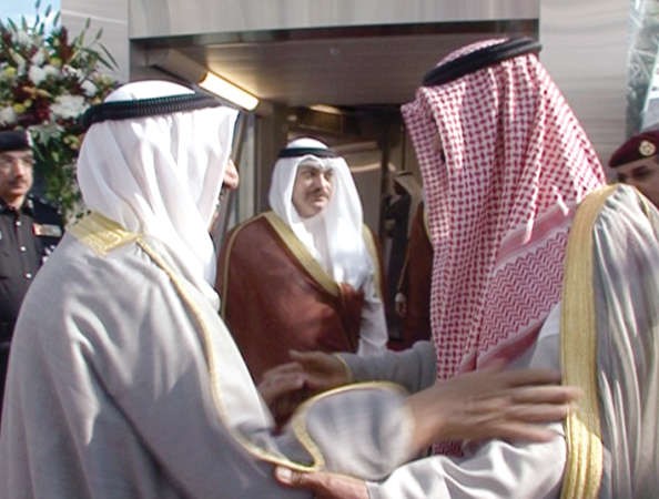 صاحب السمو الامير الشيخ صباح الاحمد مصافحا سمو ولي العهد الشيخ نواف الاحمد 