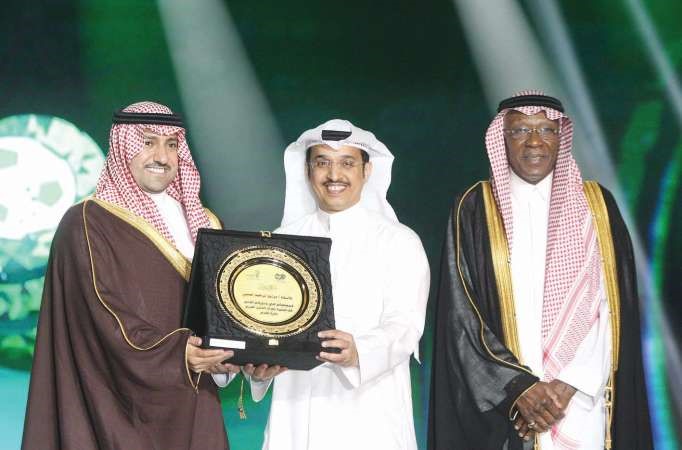 امير الرياض تركي بن عبدالله يقدم درعا تذكارية للزميل مرزوق العجمي