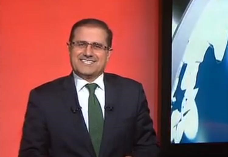 بالفيديو.. مذيع "العربية" لم يتمالك نفسه من الضحك بسب عطسة!