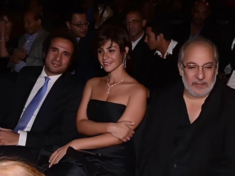 صورة: فستان بسمة العاري الكتفين يتسبب في الهجوم على حمزاوي