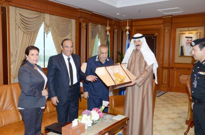 الشيخ محمد الخالد يتسلم درعا من رئيس مجلس ادارة الجمعية الكويتية لمكافحة التدخين والسرطان