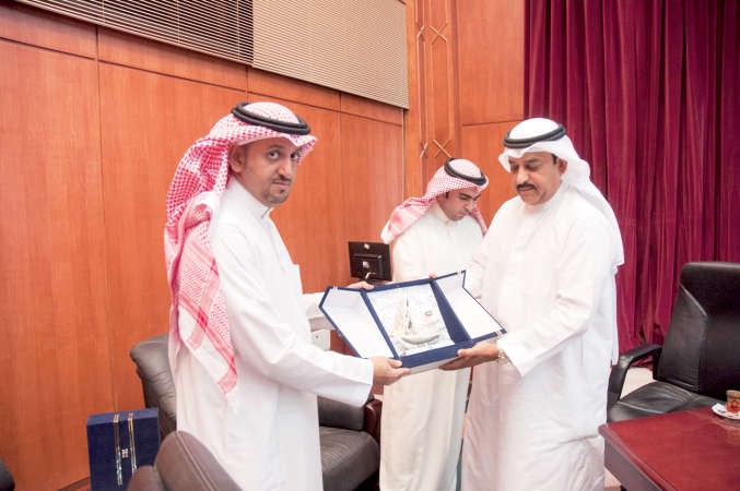 خالد السيف يسلم حسام البليهي درعا تذكارية﻿