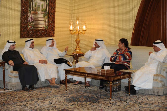 لؤي واياد وطلال الخرافي وياسر ابل مع بعض الحضور
