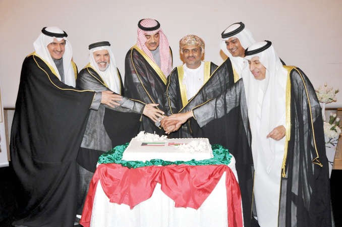 الشيخ صباح الخالد وضاري العجران والسفير العماني وسفراء السعودية وقطر والبحرين يقطعون كيكة الاحتفال
