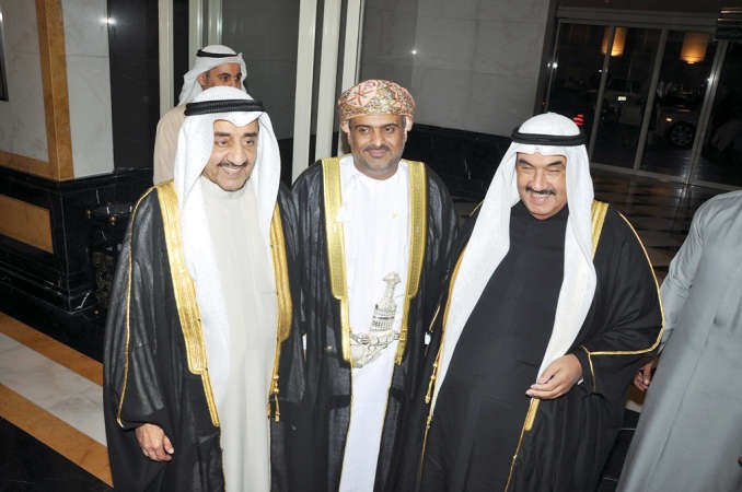 رئيس مجلس الامة السابق جاسم الخرافي وسمو الشيخ ناصر المحمد يهنئان السفير العماني