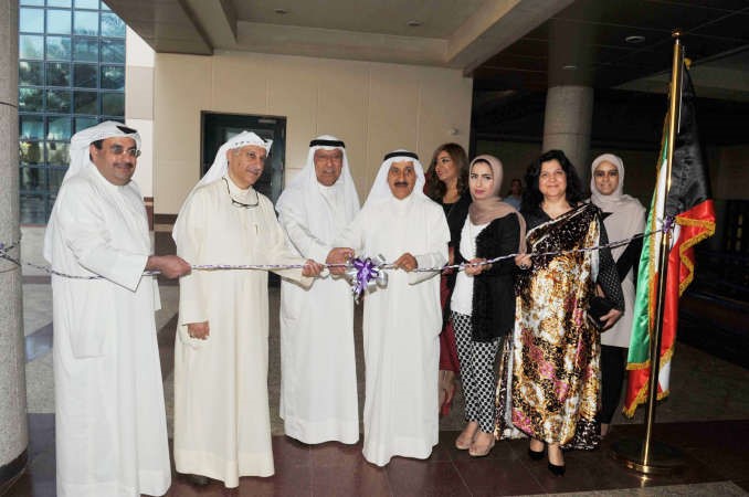 د عبدالرضا اسيري ود عبدالرحيم ذياب ونجلاء النقي يقصون شريط افتتاح المعرض الفني للطالبة نوف الهاجري 