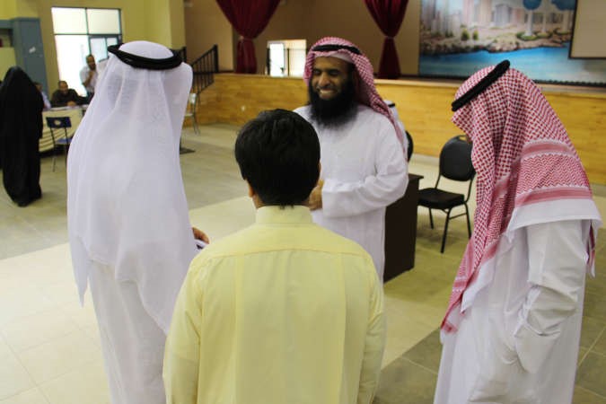 شيبان الهاجري اثناء مقابلة بعض الطلاب واولياء الامور بابتسامته المعهودة