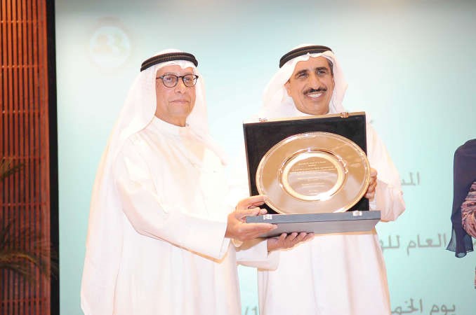 محمد الرومي يقدم درعا تكريمية للمستشار احمد الرميحي اسامة ابوعطية 