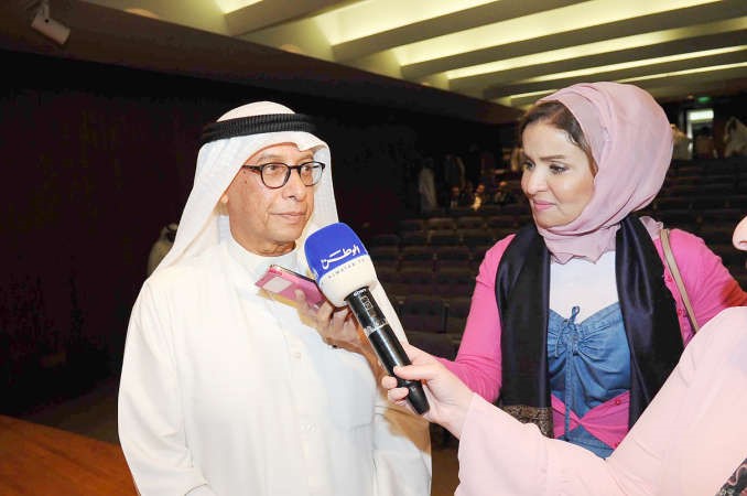 المستشار احمد الرميحي متحدثا الى الزميلة هالة عمران