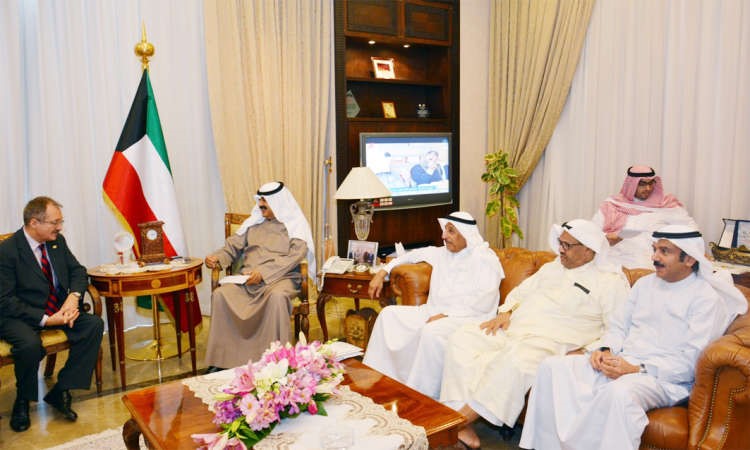 خالد الجار الله خلال استقباله نائب الممثل الخاص للامين العام للامم المتحدة لمساعدة العراق يونامي جورج بوستين ﻿