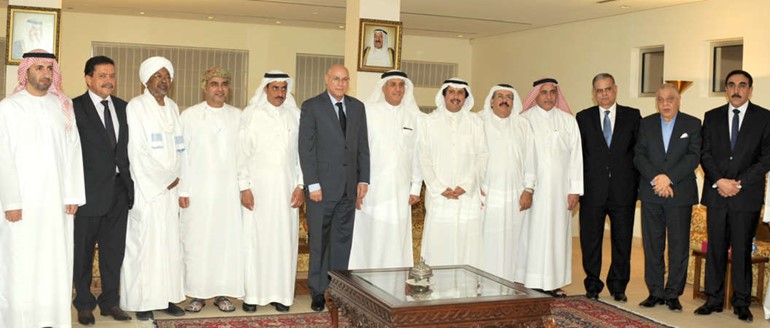 السفير الشيخ عزام الصباح خلال اسقباله سفراء التعاون والدول العربية بحضور مستشار العاهل البحريني للشؤون الاعلامية نبيل الحمر