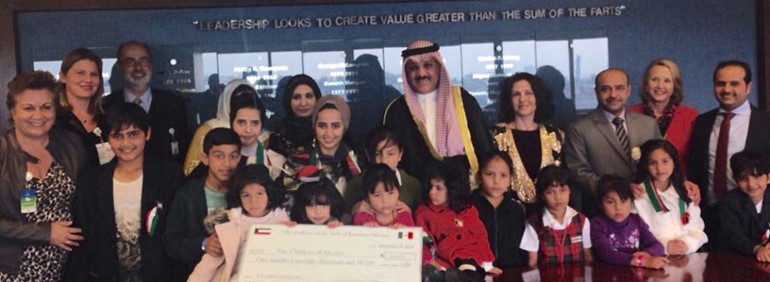  السفير سميح حيات يسلم التبرع لمستشفى اي بي سي لعلاج الاطفال المصابين بمرض السرطان في المكسيك 