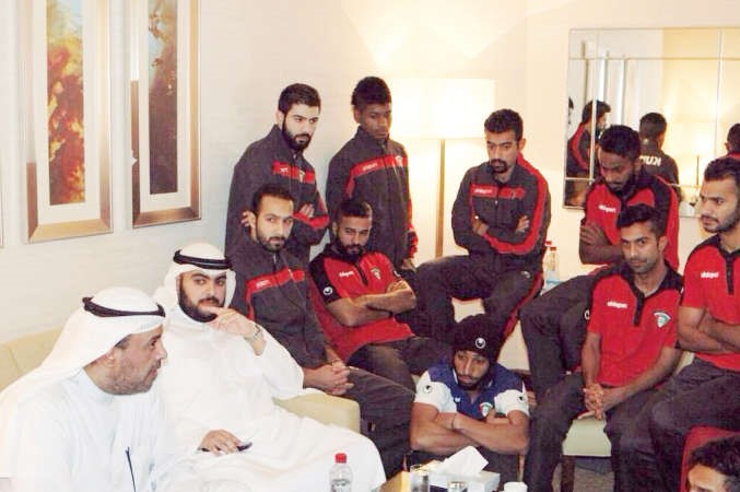 الشيخ احمد الفهد في حديث مع اللاعبين امس